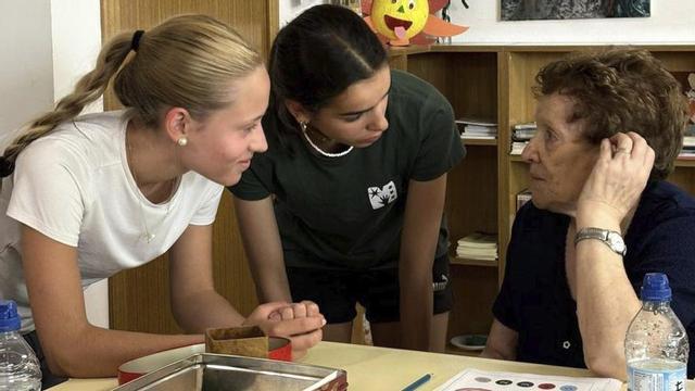 Un instante de la visita de los estudiantes a la residencia As Dores. |