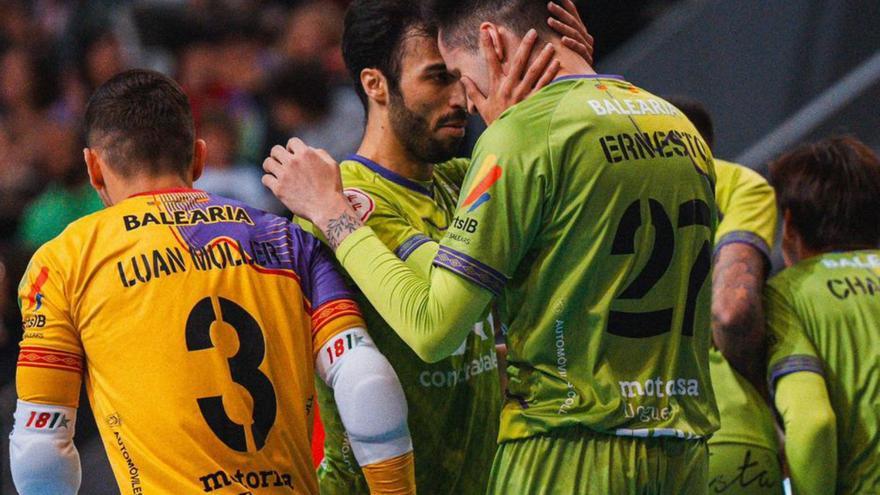 Moslem y Ernesto celebran un gol con el Palma Futsal. | PALMA FUTSAL