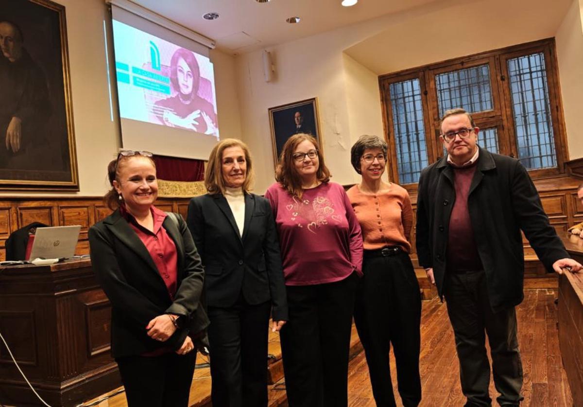 La Universidad homenajea a Aurora de Albornoz | LNE