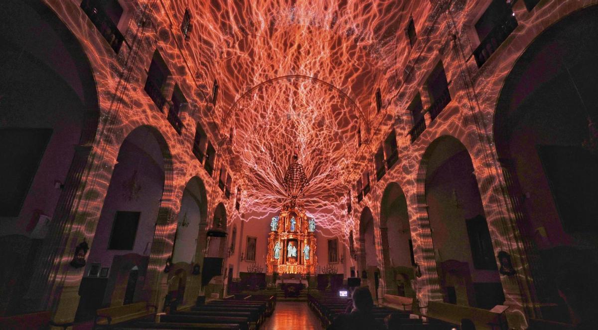 Alles beginnt mit einem Herzschlag: „Elements. El batec de la vida“ verwandelt die Kirche durch Licht und Sound. | F.: MANU MIELNIEZUK