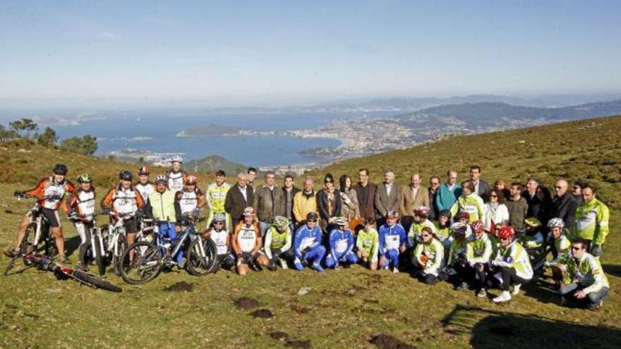 Ciclistas del Club Rías Baixas, junto a las autoridades, ayer en la Serra da Groba. // Marta G. Brea