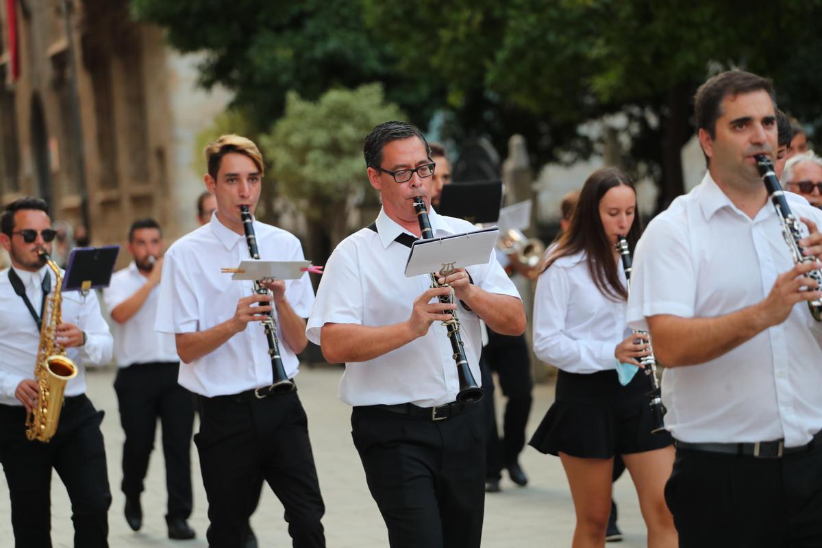 Búscate en el primer día de la ofrenda por la Calle Caballeros de las 20:00 a las 21:00