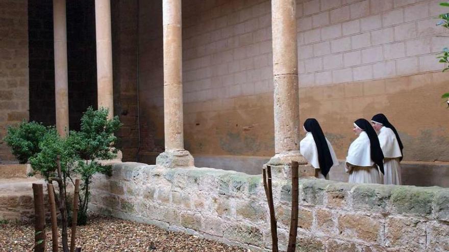 Tres religiosas pasean por el patio de la Cisterna del monasterio de Santa Sofía de Toro.