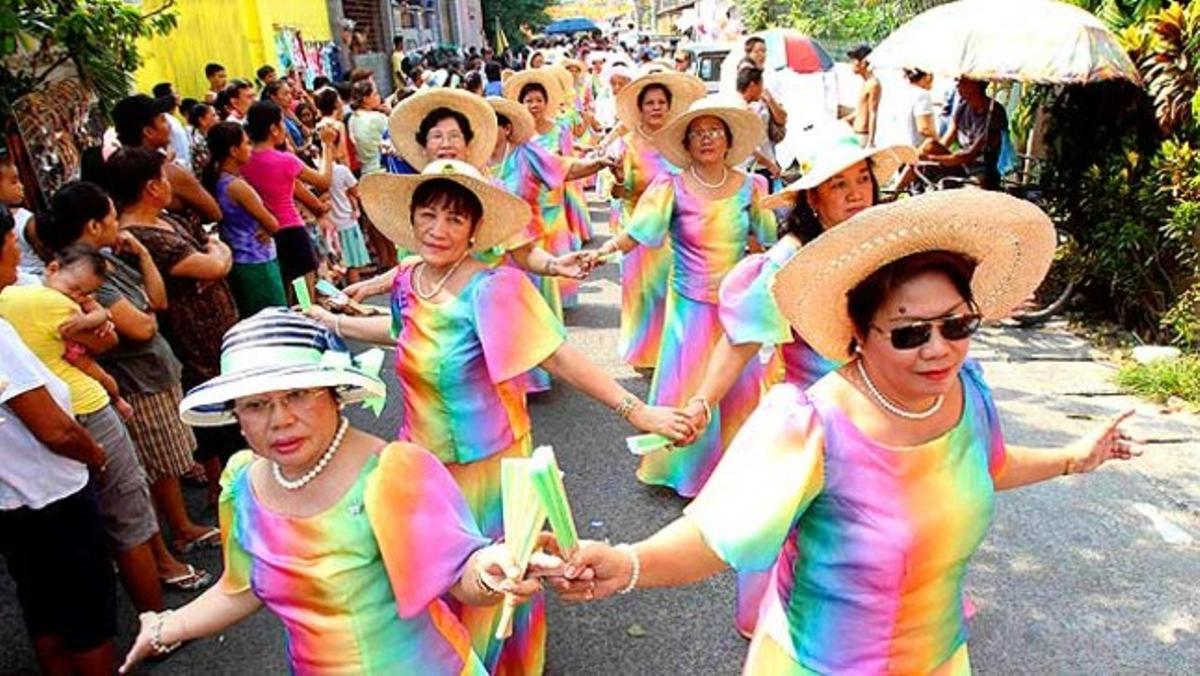 Vestides amb vistosa roba filipina, un grup de dones participen de una cercavila al nord de Manila.