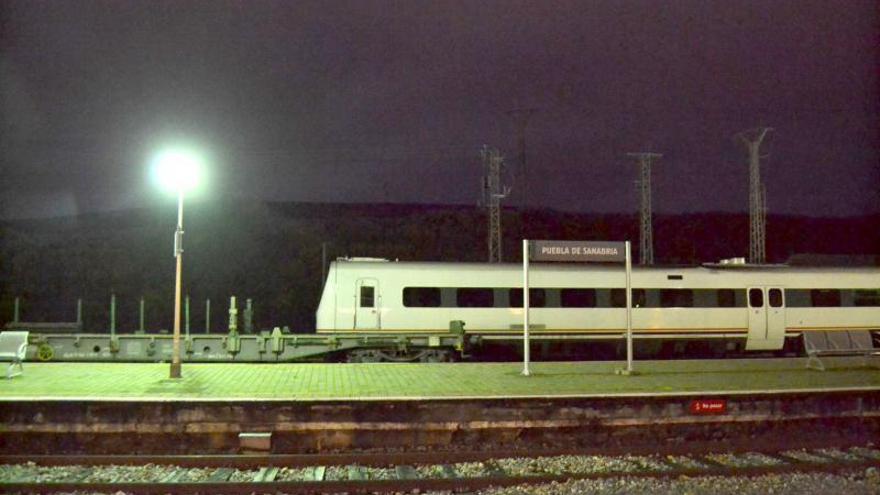 Tren regional, parado en la estación de Puebla de Sanabria