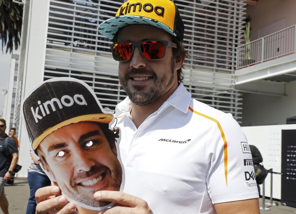 MEX033. CIUDAD DE MÉXICO (MÉXICO), 25/10/2018.- El piloto español Fernando Alonso (McLaren) participa hoy, jueves 25 de octubre de 2018, en una rueda de prensa conjunta en el Autódromo Hermanos Rodríguez en Ciudad de México (México). Alonso dijo hoy que su objetivo en el Gran Premio de México, que se correrá el domingo en esta capital, es terminar la carrera y finalizar entre los 10 primeros, zona de puntos. EFE/Jorge Núñez