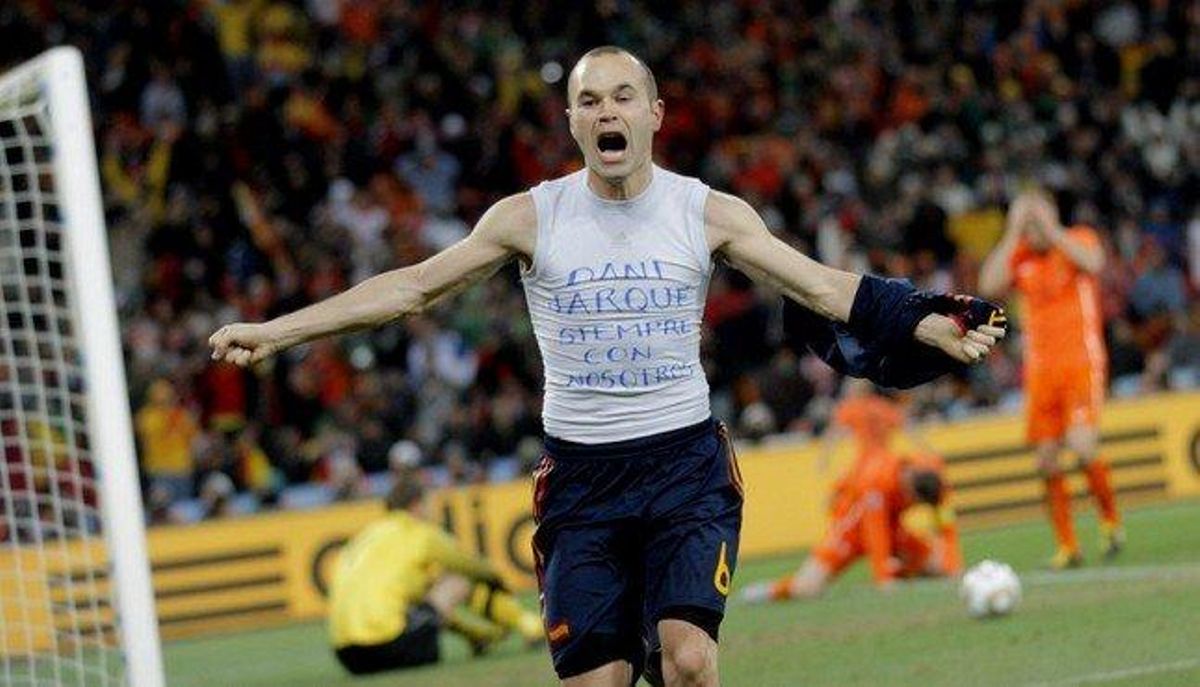 Andrés Iniesta celebra el gol que va aconseguir durant el partit de la final del Mundial de Sud-àfrica. Amb la seva samarreta recorda el futbolista desaparegut Dani Jarque.