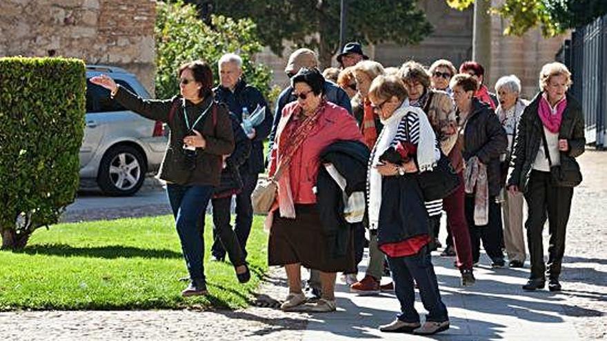 Un grupo en visita guiada camina por el Casco Histórico de la capital.