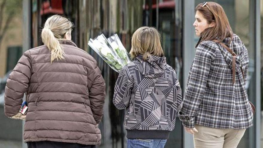 Un niño acude con dos rosas al tanatorio del barrio de Campanar de Valencia al acto en memoria de Iraila.