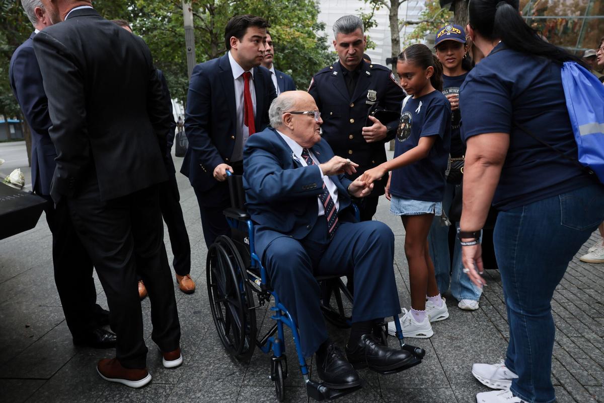 El exalcalde de Nueva York Rudy Giuliani llega al National 9/11 Memorial & Museum antes de la ceremonia conmemorativa del 25.º aniversario de los atentados terroristas del 11 de septiembre