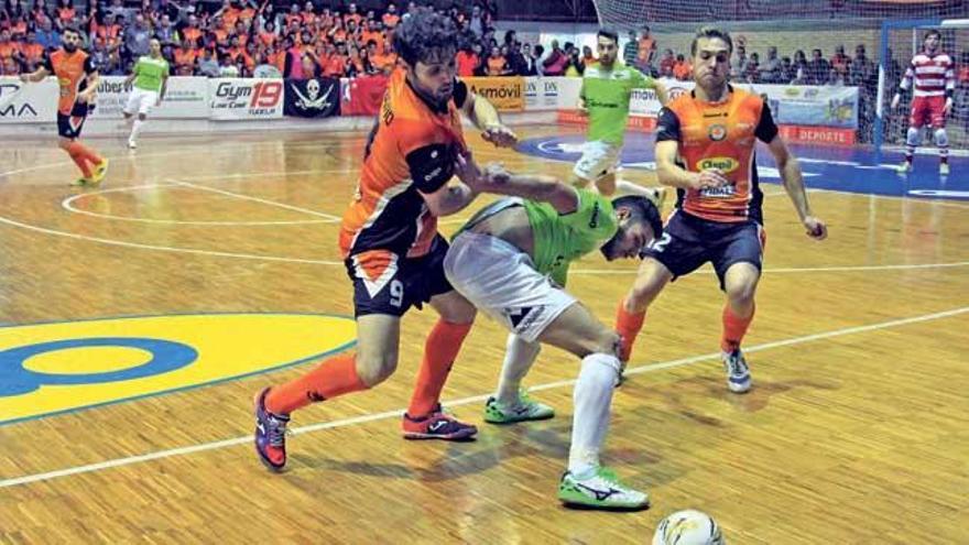 Bruno Taffy protege el balón ante un rival durante el partido de ayer disputado en Tudela frente al Aspil Vidal Ribera Navarra.