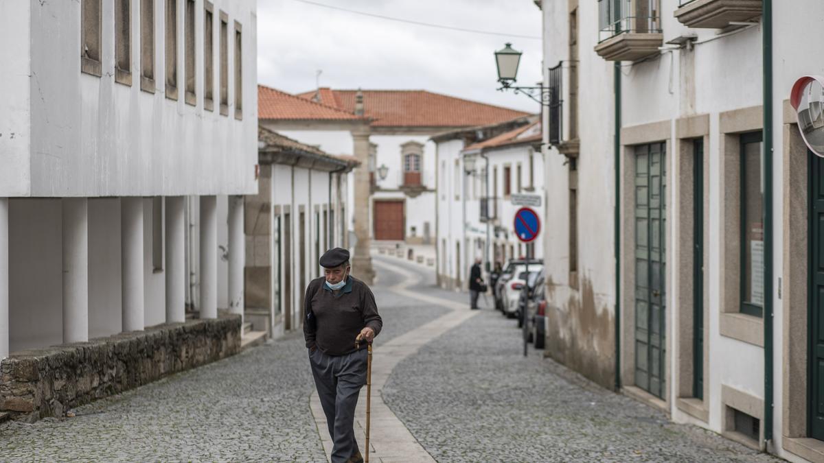 Un hombre con mascarilla camina por la calle en Miranda do Douro