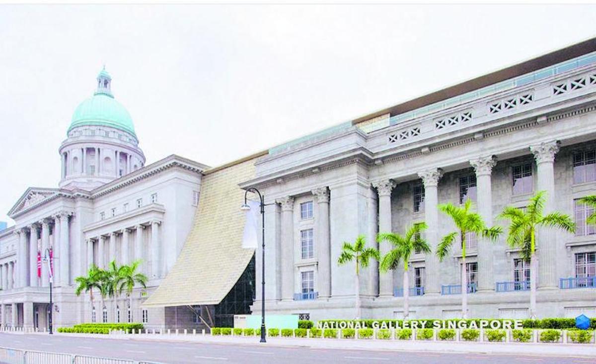 Exterior de los dos edificios históricos que forman la Galería Nacional de Singapur y el velo que sirve de unión y entrada a los mismos, una rehabilitación de Milou Architecture. | | ELD
