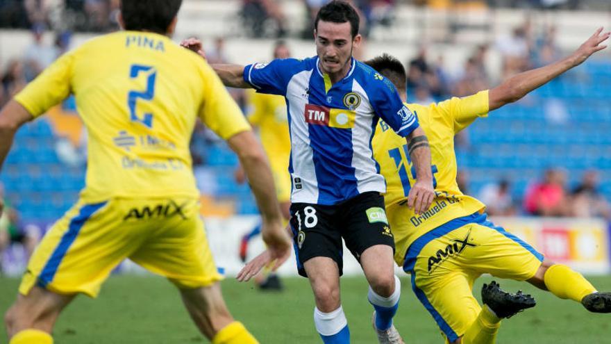Rulo, que debutaba como titular y cometió el penalti del 0-1, intenta superar a dos jugadores del Orihuela.