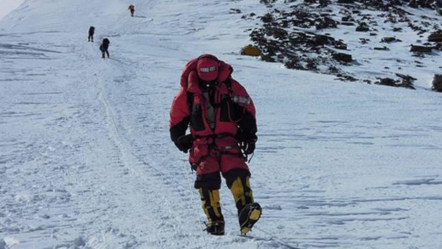 Graves incidentes en el Everest entre tres alpinistas y varios Sherpas