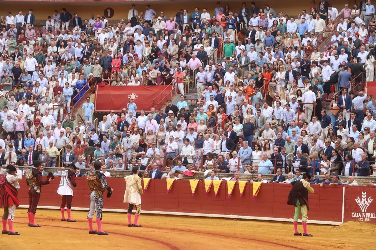 Suena el himno de España antes del inicio de la corrida.