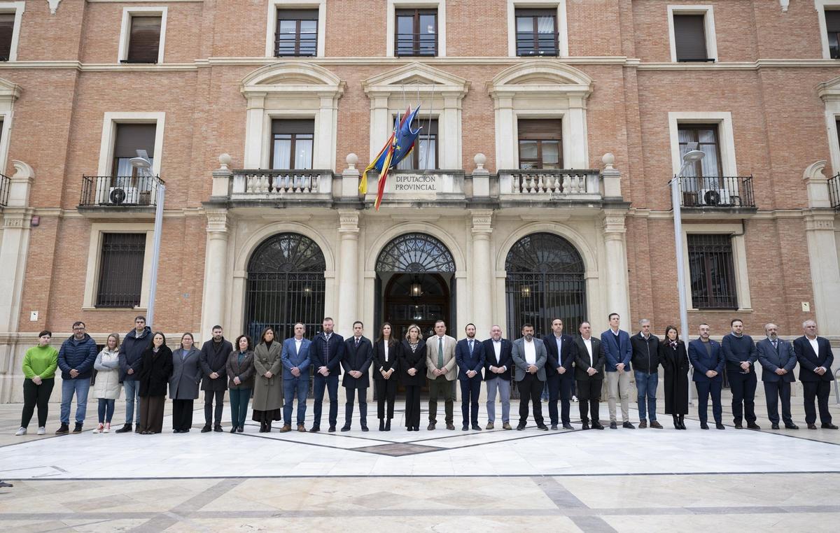 La corporación ha guardado un minuto de silencio antes del pleno por el accidente ferroviario de Adamuz.