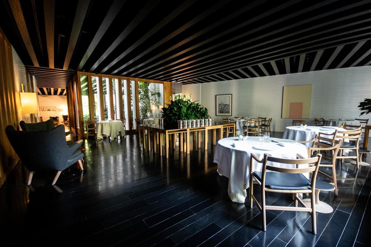 Vista interior del restaurante, donde el diseño del comedor refuerza la sensación de calma y precisión del conjunto.