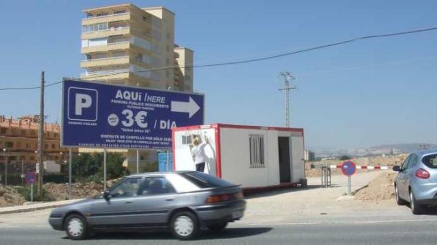 Imagen del aparcamiento de pago habilitado en el Clot de l&#039;Illot por una promotora.