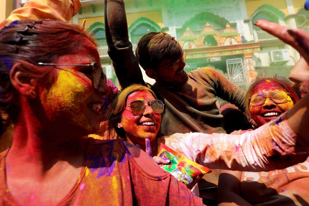 Celebración del Holi, festival de los colores, en Calcuta