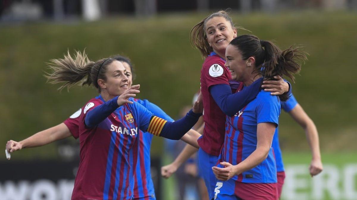 Engen, abrazada por Alexia y Martens tras abrir la lata en la final.