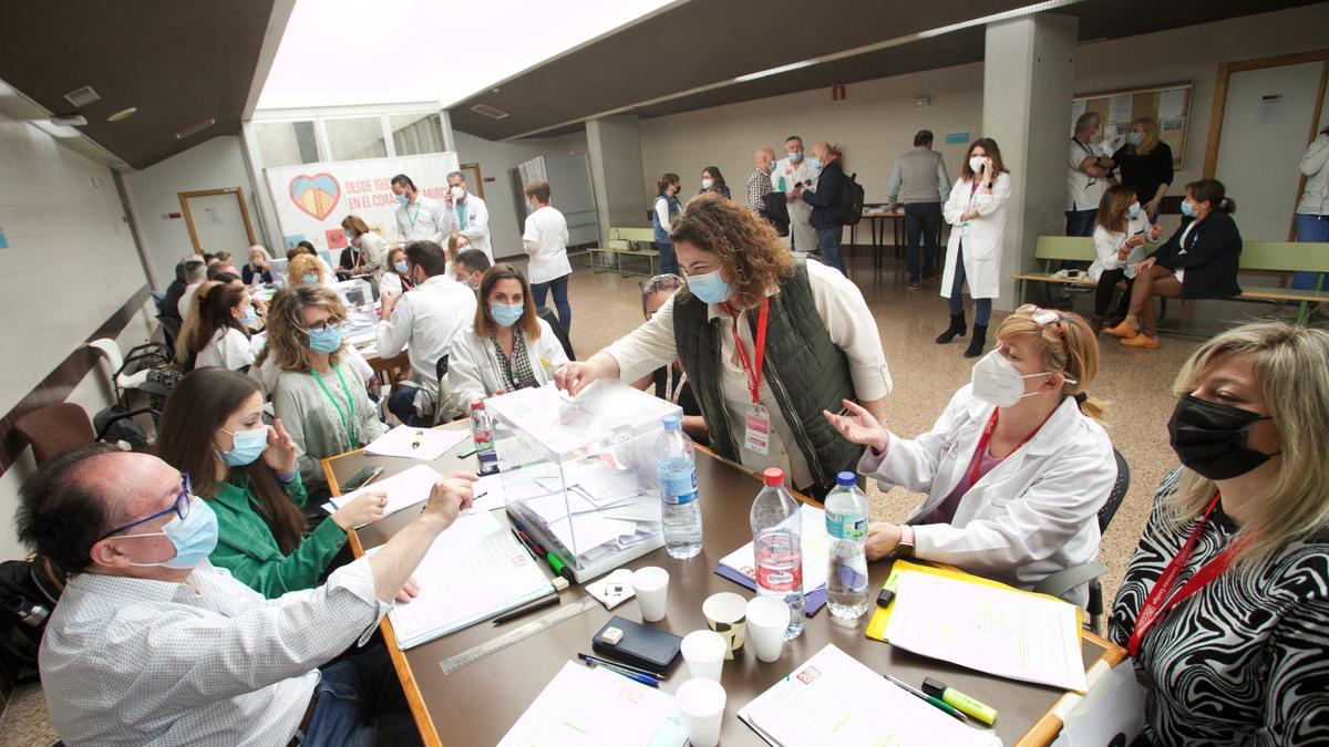 Votación del personal sanitario en el hospital Morales Meseguer.