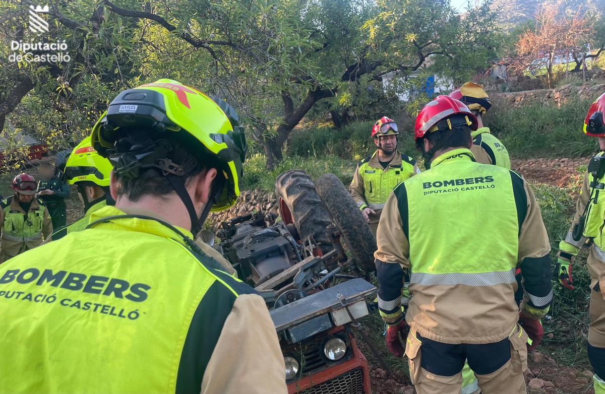 El tractor volcado este viernes, en el accidente en el que ha fallecido el hombre.