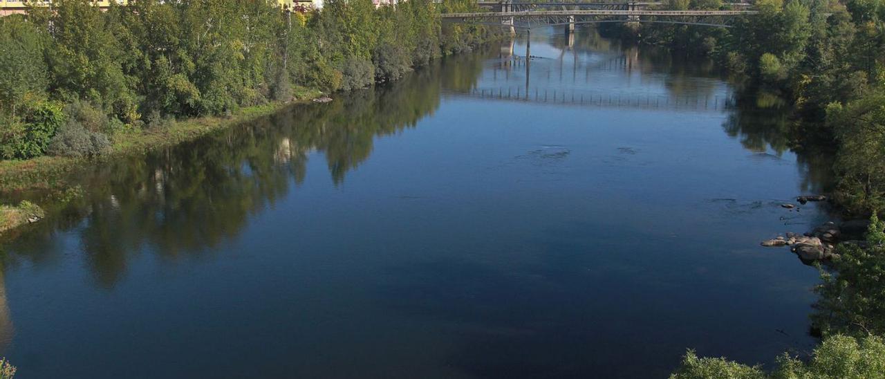 El río Miño a su paso por la ciudad de As Burgas, este martes. |   // IÑAKI OSORIO