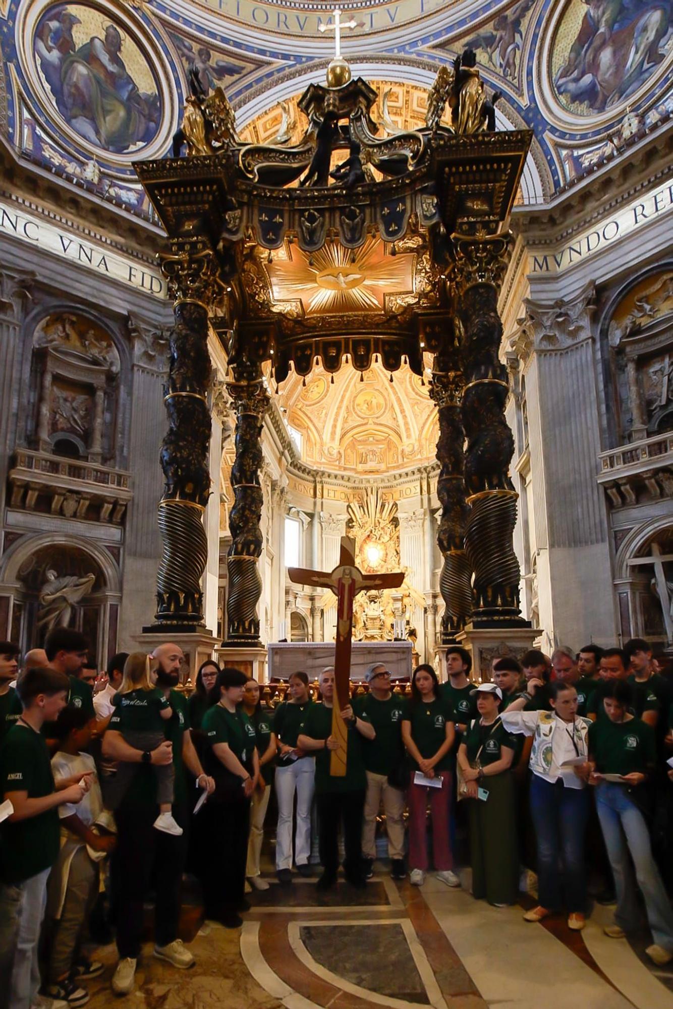 Peregrinación hombres de trono de la Esperanza