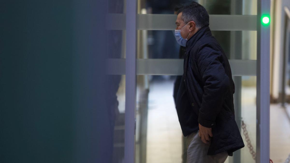 Andrés Llorens en la entrada de los juzgados