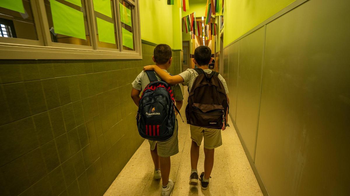 Dos alumnos de primaria entran a su clase, en un colegio de Barcelona.