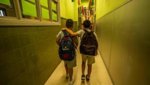 Dos alumnos de primaria entran a su clase, en un colegio de Barcelona.
