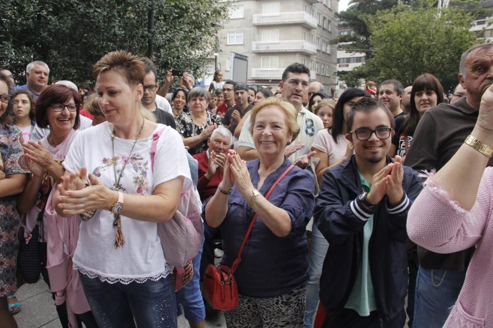 La presidenta de ADICAM se acordó de María Soliño, se mostró "orgullosa de ser de Cangas" y estar en unas fiestas que vive "desde pequeña"