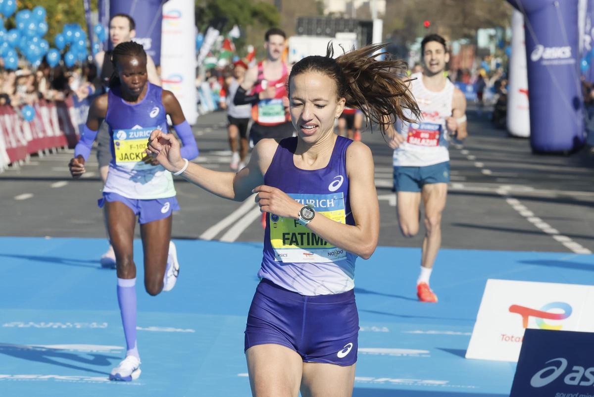 Fátima Ouhaddou, en su paso por la meta de la Maratón de Sevilla.