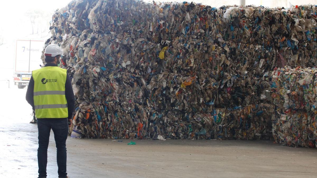 Imagen de la planta de triaje de residuos reciclables en Ca na Putxa.