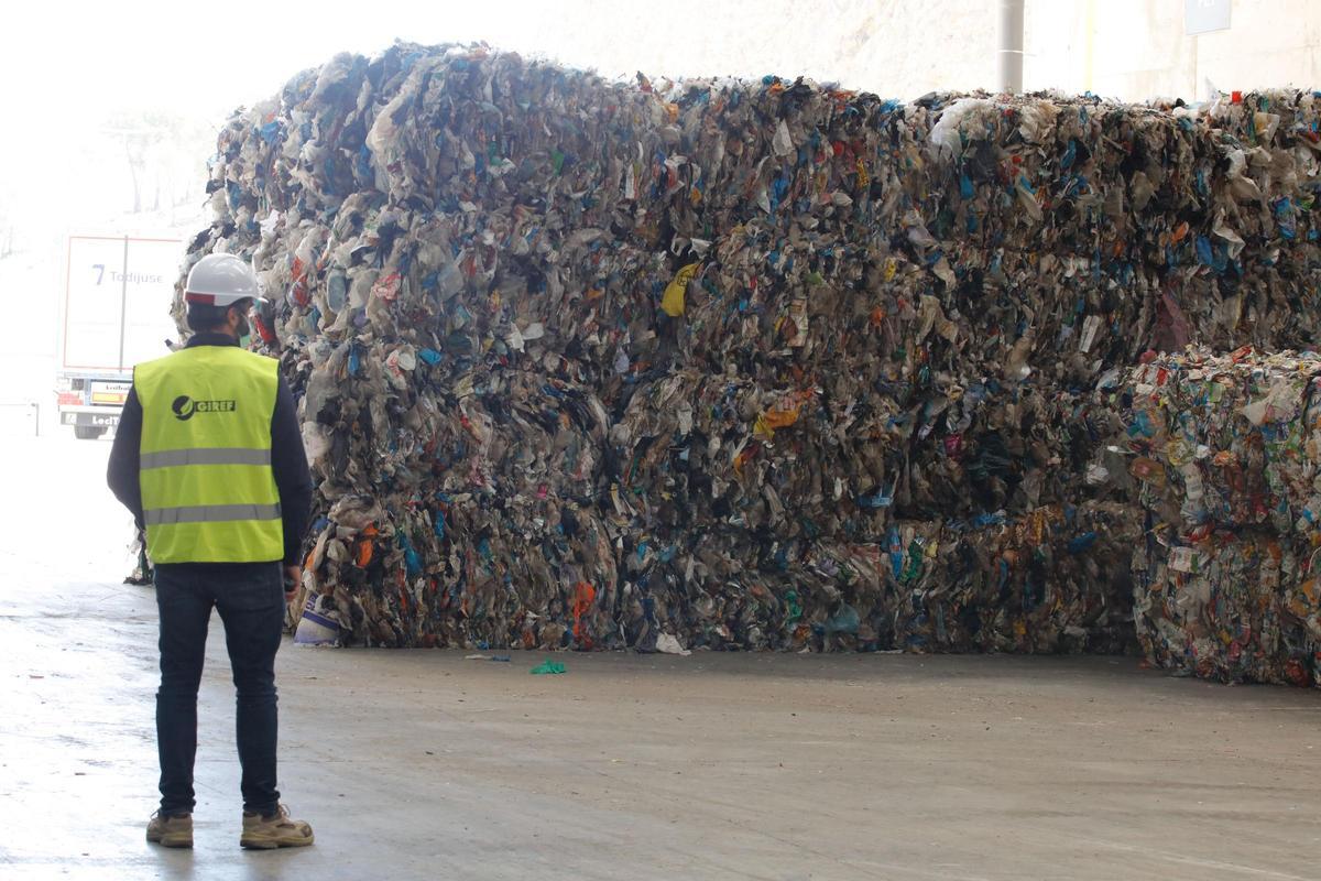 Imagen de la planta de triaje de residuos reciclables en Ca na Putxa.