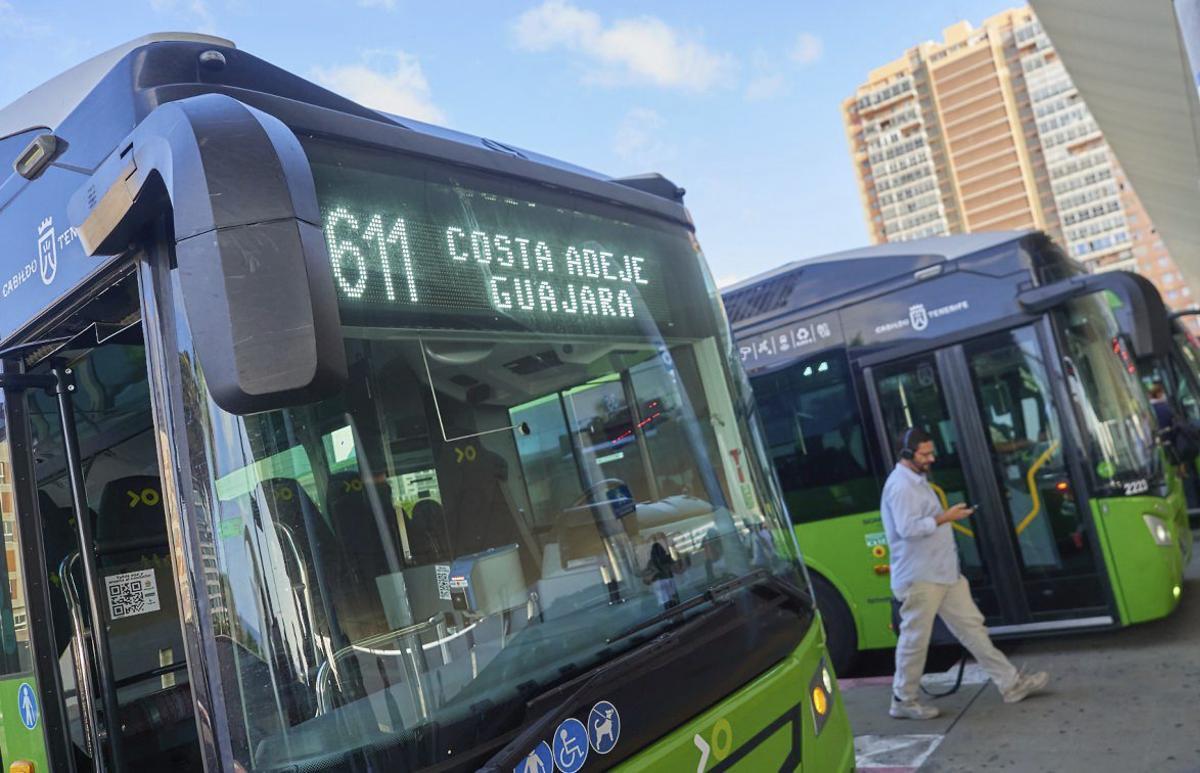 Cartel informativo sobre las guaguas lanzaderas.|  | ED / LOT