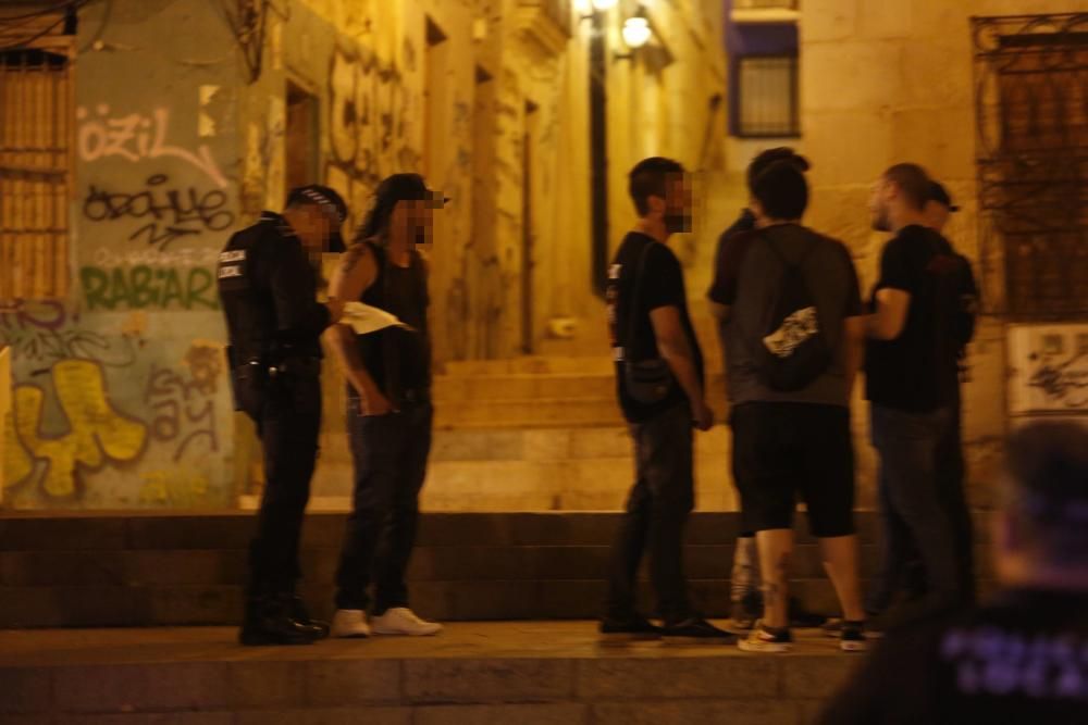 La Policía levanta 90 actas por consumir alcohol durante la primera noche antibotellón en el barrio de Alicante.