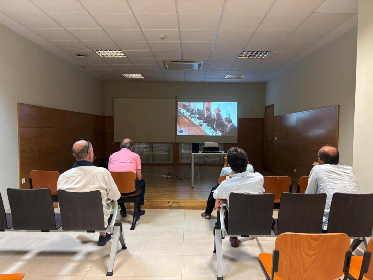 Sala habilitada para que el público pueda seguir las diferentes sesiones del juicio por la contratación de David Sánchez en la Diputación de Badajoz.