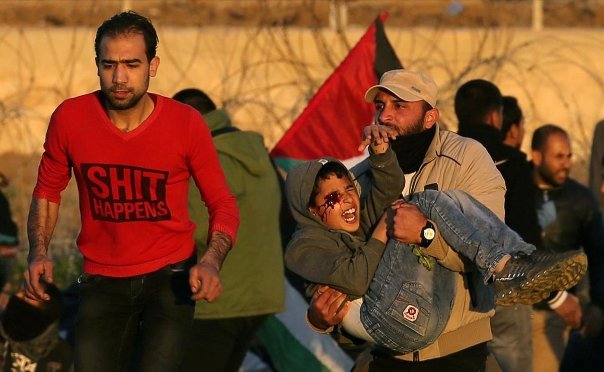 Dos semanas después de que un proyectil golpease el ojo derecho de Mohammad An-Najjar durante una protesta en la frontera de Gaza, el niño de 12 años acaba de enterarse de que nunca volverá a ver. La imagen fue tomada por el fotógrafo de Reuters Ibraheem Abu Mustafa, el 11 de enero. Cuando Abu Mustafa llegó a la escena, al este de Khan Younis, escuchó a la gente gritar ’una lesión, una lesión. Continué tomando fotos. Un hombre llevaba a un niño en sus brazos, y la sangre brotaba de su ojo derecho’, dijo.