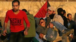 Dos semanas después de que un proyectil golpease el ojo derecho de Mohammad An-Najjar durante una protesta en la frontera de Gaza, el niño de 12 años acaba de enterarse de que nunca volverá a ver. La imagen fue tomada por el fotógrafo de Reuters Ibraheem Abu Mustafa, el 11 de enero. Cuando Abu Mustafa llegó a la escena, al este de Khan Younis, escuchó a la gente gritar ’una lesión, una lesión. Continué tomando fotos. Un hombre llevaba a un niño en sus brazos, y la sangre brotaba de su ojo derecho’, dijo.