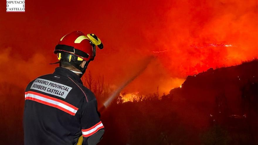 Esfuerzo titánico de los bomberos para extinguir el fuego en les Useres
