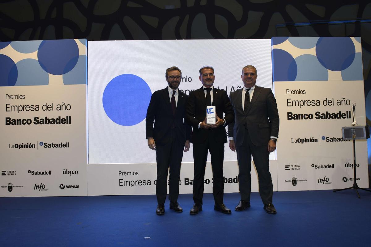 Aitor Moll y Fernando Canós entregan el premio a David Martínez.