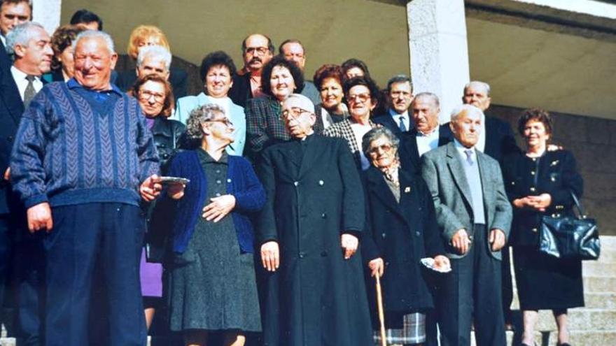 Don Ramón, ante el Nuevo Templo, con un grupo de feligreses en el año 2000.