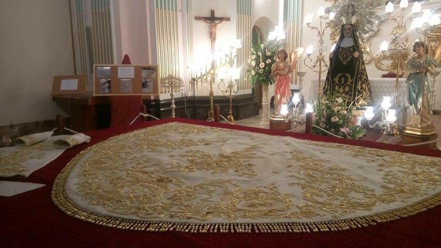 Nules celebra la bendición del nuevo manto de Gloria de la Mare de Déu de la Soledat