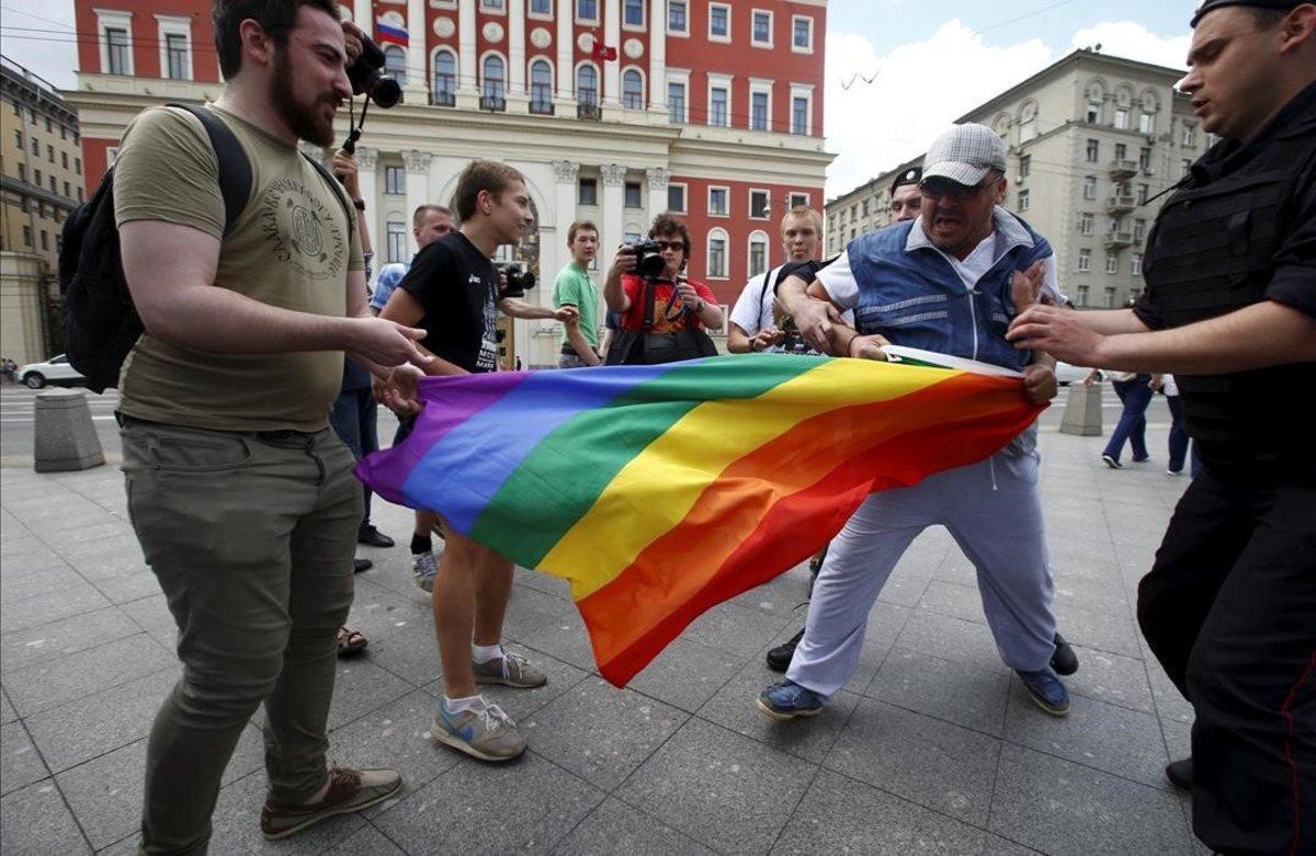 zentauroepp38977277 file photo anti gay protesters try to tear a rainbow flag d190116121624 zentauroepp38977277 file photo anti gay protesters try to tear a rainbow flag d190116121624