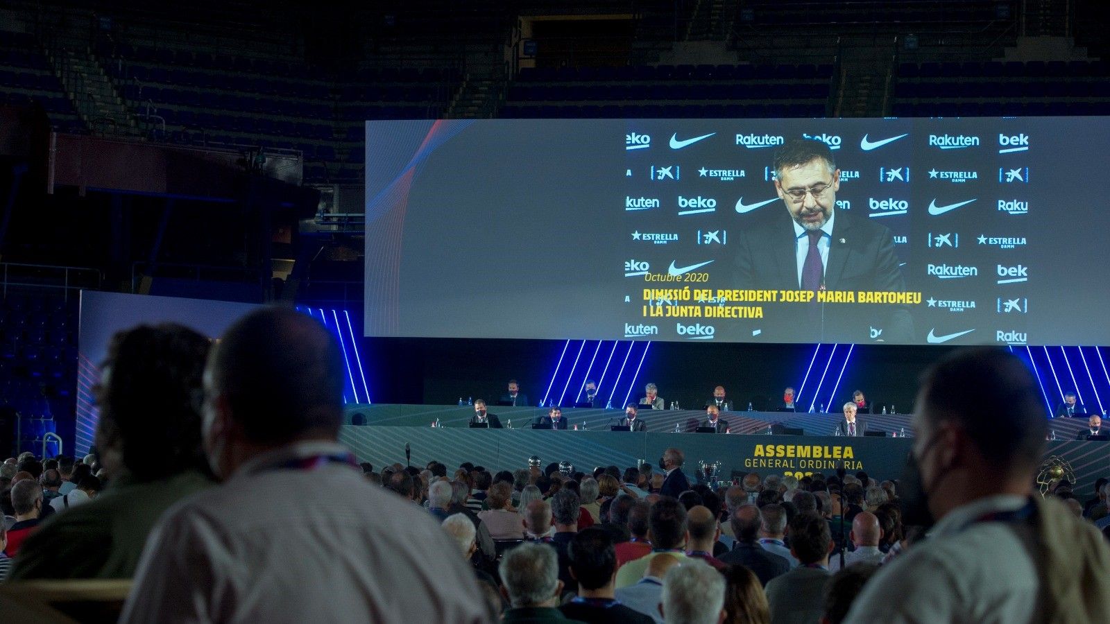 Bartomeu aparece en pantalla durante la asamblea.