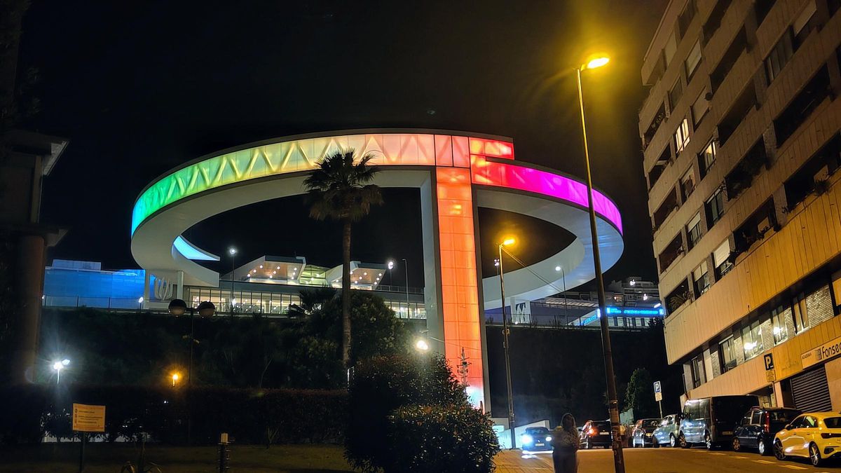 El ascensor Halo de Vigo iluminado con los colores de la bandera arcoiris.