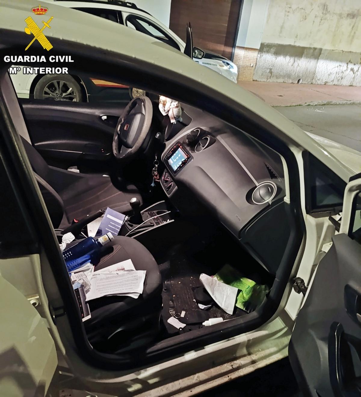 Detenido por el robo en el interior de cinco vehículos en Granja de Torrehermosa.