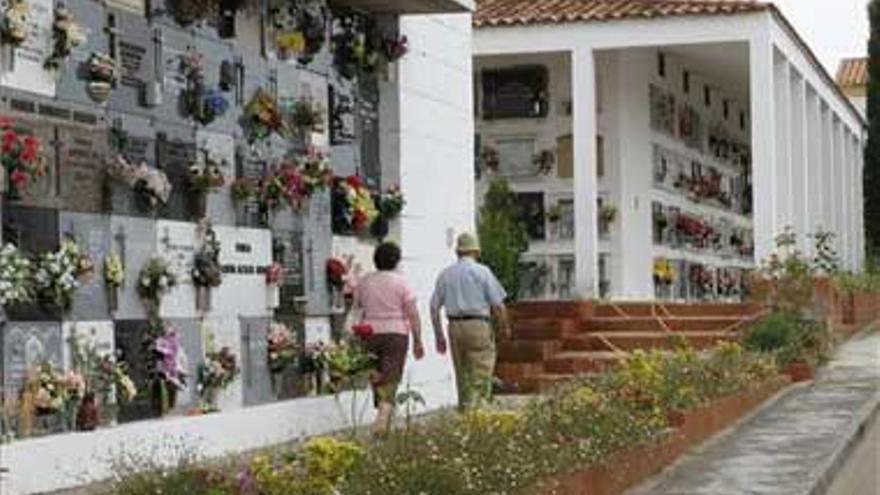 El Ayuntamiento de Badajoz sube las tasas del cementerio, de los puestos del mercadillo y de los veladores